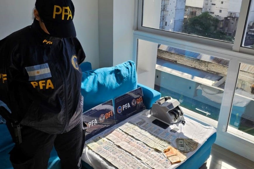 También se incautó dinero y una máquina de contar billetes. Foto: PFA