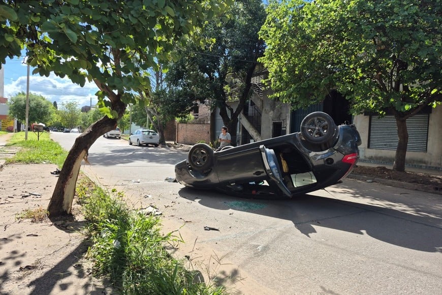 Choque y vuelco en barrio Candioti.