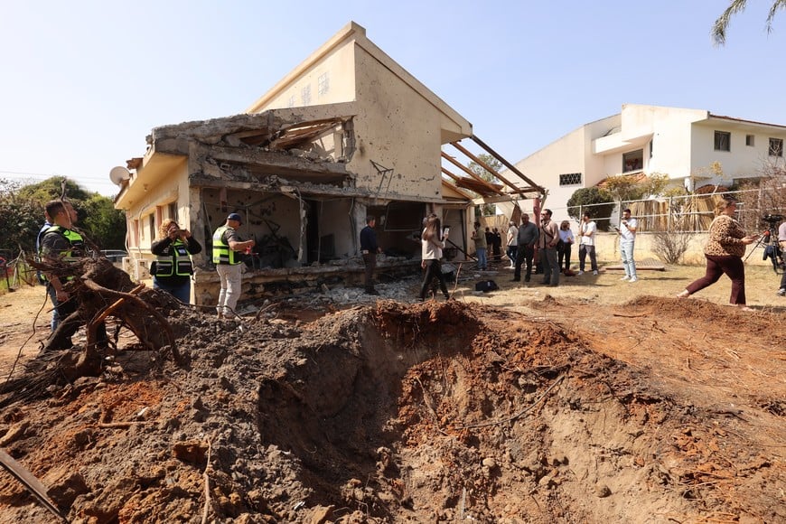 (260312) -- HANIEL, 12 marzo, 2026 (Xinhua) -- Imagen del 12 de marzo de 2026 de una vivienda dañada por un proyectil lanzado desde Líbano, en Haniel, en el centro de Israel. El Cuerpo de la Guardia Revolucionaria Islámica (CGRI) de Irán reconoció una operación conjunta con Hizbulá contra Israel. (Xinhua/Gil Cohen Magen) (rtg) (ra) (vf)