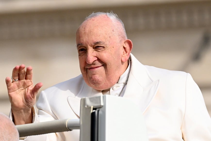 (250421) -- ROMA, 21 abril, 2025 (Xinhua) -- Imagen de archivo del 13 de marzo de 2024 del papa Francisco saludando a la audiencia mientras asiste a un evento en la Plaza de San Pedro, en Roma, Italia. El papa Francisco, nacido Jorge Mario Bergoglio, falleció el lunes a los 88 años de edad, anunció el Vaticano en un comunicado. El 266º pontífice de la Iglesia católica romana nació el 17 de diciembre de 1936 en Buenos Aires, Argentina, y asumió el pontificado en 2013. (Xinhua/Alberto Lingria) (rtg) (ah) (ce)
