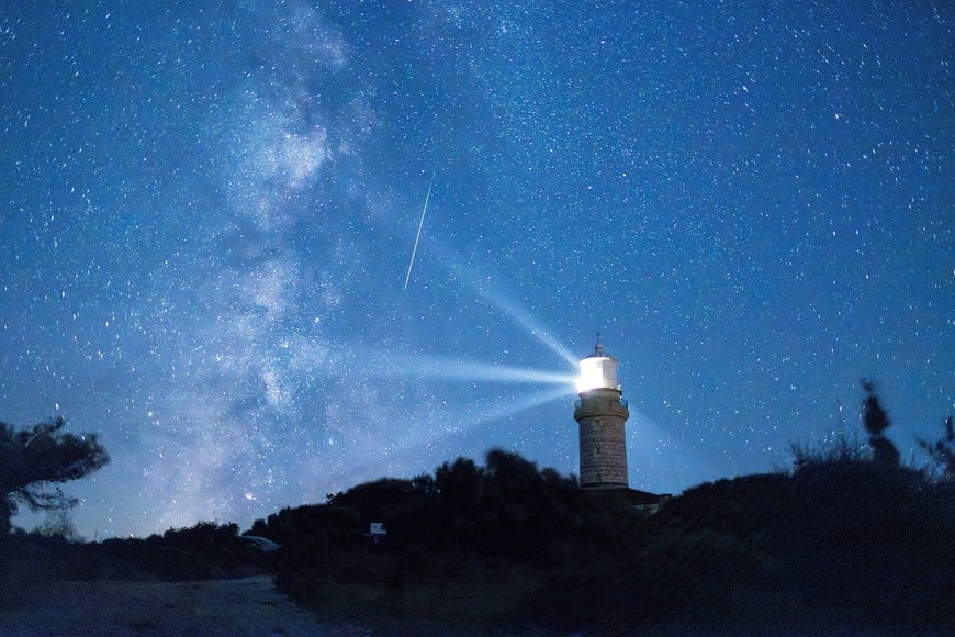 A meteor streaks in the night sky during the annual Perseid meteor shower on the island of Lastovo, Croatia August 12, 2023. REUTERS/Antonio Bronic     TPX IMAGES OF THE DAY