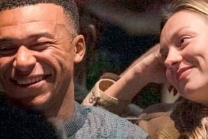 Kylian Mbappé y Ester Expósito, juntos en París (Foto: gentileza Revista Semana).