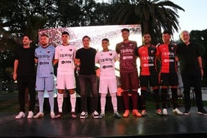Colón presentó su nueva camiseta.