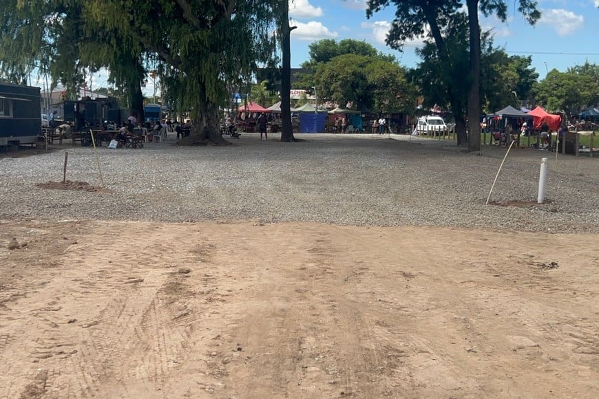 El municipio avanza con el ordenamiento del estacionamiento en la zona.