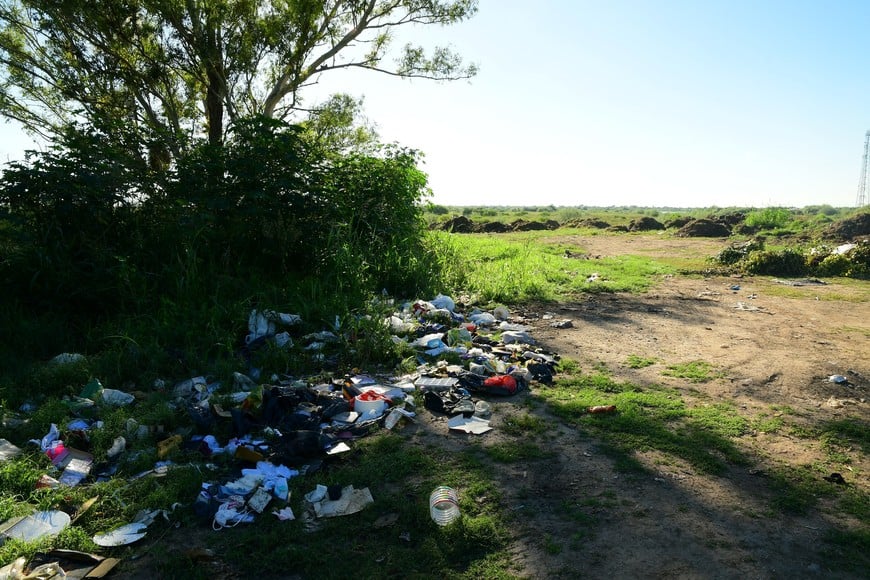 Basura por todos lados junto a la reserva. Flavio Raina.