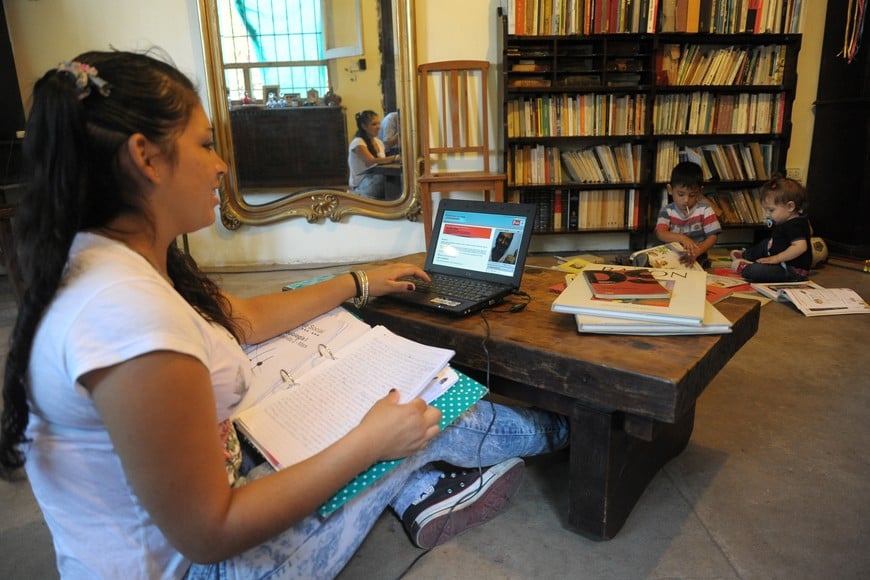 Desde una computadora en el hogar se puede seguir la clase online. Foto: Agencia