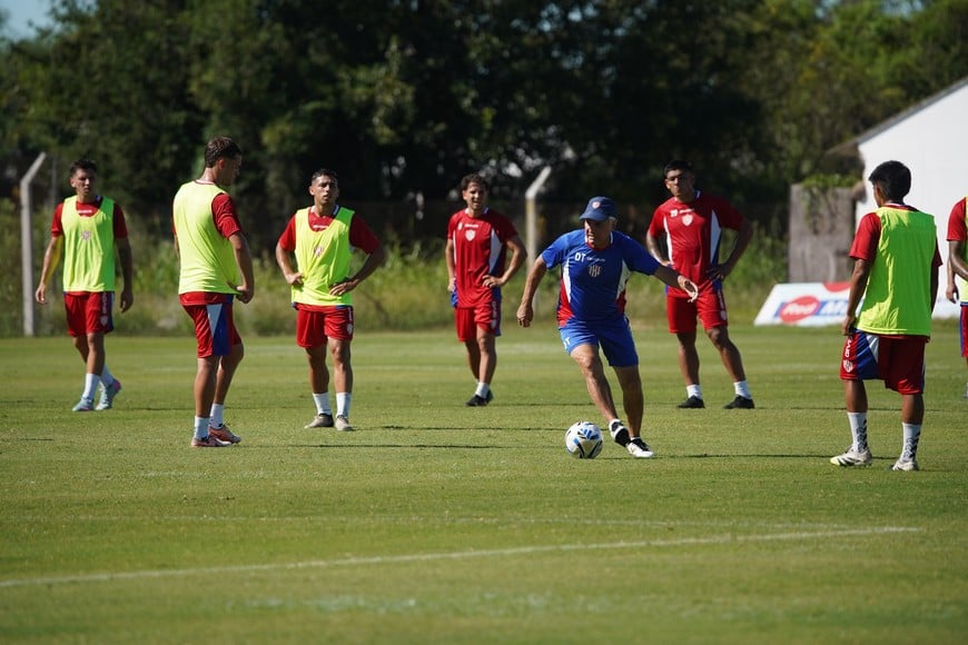 Con la intensidad de siempre, Madelón comandó la práctica en Casa Unión. Foto: Fernando Nicola.