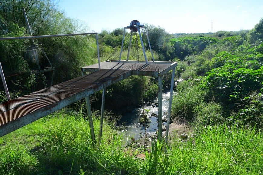 Entre el terraplén hay un reservorio que vuelca en el bañado del Salado. Flavio Raina.
