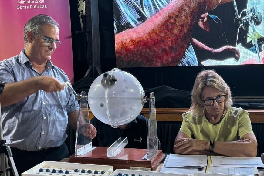 En Romang, departamento San Javier, el Ministerio de Obras Públicas, a través de la Secretaría de Hábitat y Vivienda, llevó a cabo el sorteo para la adjudicación de 12 viviendas.