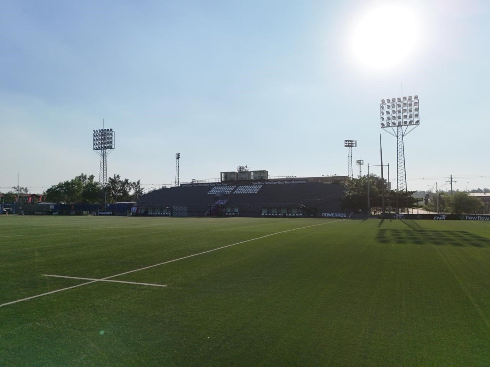 La cancha sintética del estadio recuerda al Hipódromo de Rosario, donde Capibaras ya jugó en esta temporada.