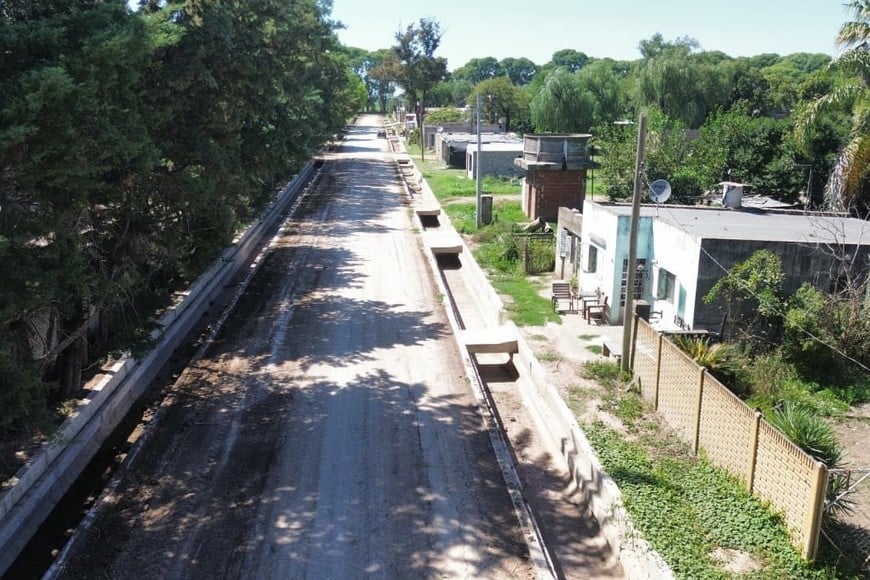 El proyecto contempló la ejecución de 400 metros de revestimiento de drenaje sobre calle Uruguay, junto con las correspondientes losas de circulación y accesos vehiculares domiciliarios.