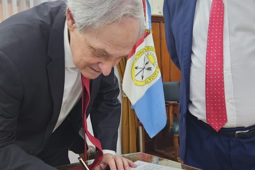 Manuel Atienza firmó el libro de visitantes ilustres y recibió un obsequio institucional de manos del presidente de la Corte, Rafael Gutiérrez.