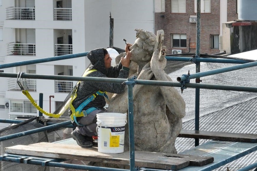 En 2023, expertos restauraron la ornamentación superior del teatro. Crédito: Fernando Nicola