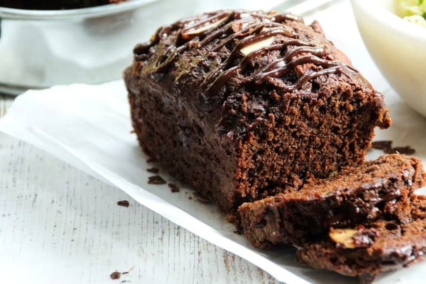 Aunque la receta base es sencilla, el budín de chocolate y café admite diferentes variantes