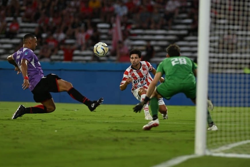 Palacios, asistiendo a Tarragona en el gol a Instituto. Foto: Facundo Luque.