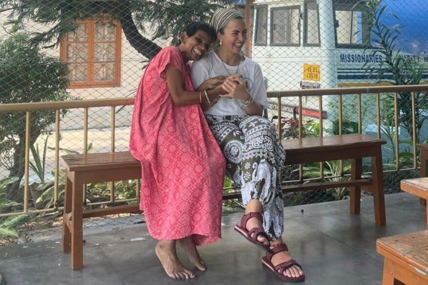 Paz Mina junto a una de las mujeres que cuidaba habitualmente durante su voluntariado. Foto:  Gentileza UCSF.