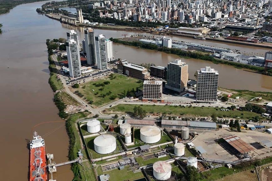 Los tanques y los edificios, tomados por el drone de El Litoral. Foto: Fernando Nicola