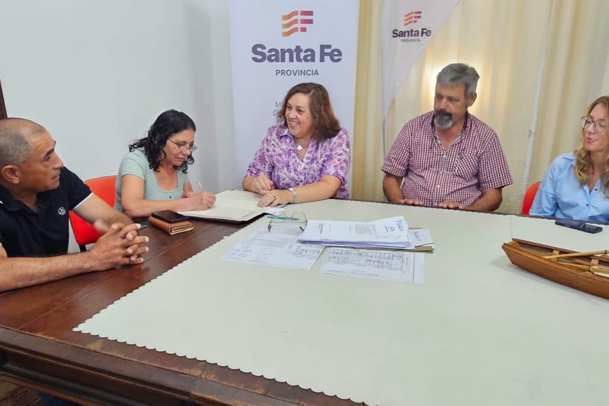 El programa "Tu casa, tuya" del Gobierno Provincial constituye un nuevo mecanismo para que las familias que habitan viviendas en terrenos municipales puedan acceder a la escritura de su hogar.