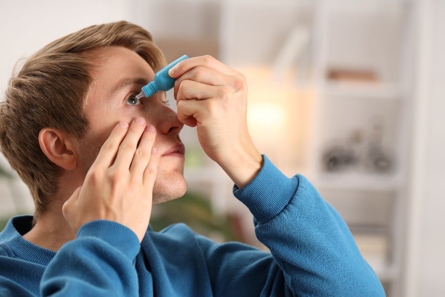 Tratamiento inicial con gotas para controlar la presión ocular.