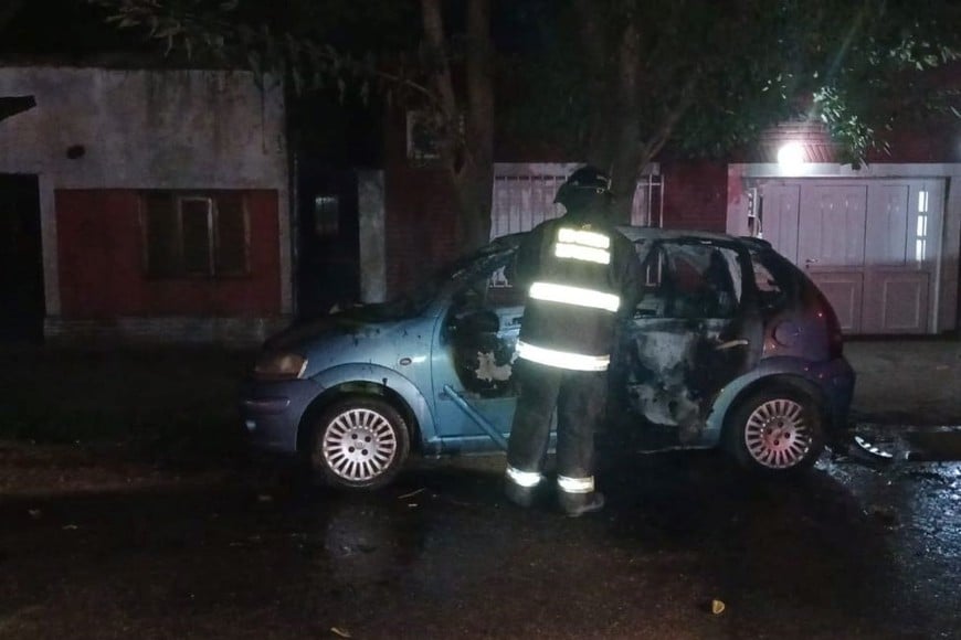 El Citroen C3 que se quemó en Boneo 8500. Foto: Gentileza