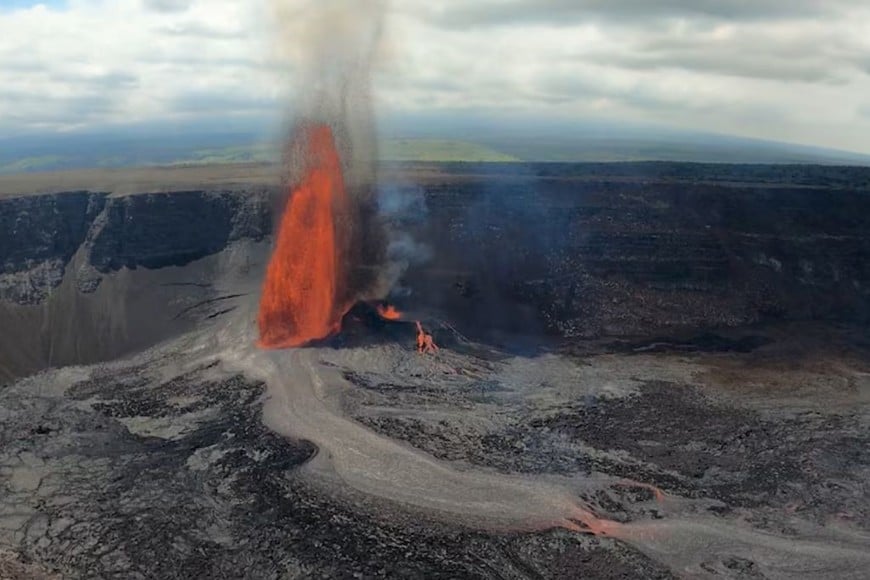 El Kilauea volvió a entrar en erupción y Hawái activó una alerta por ceniza.