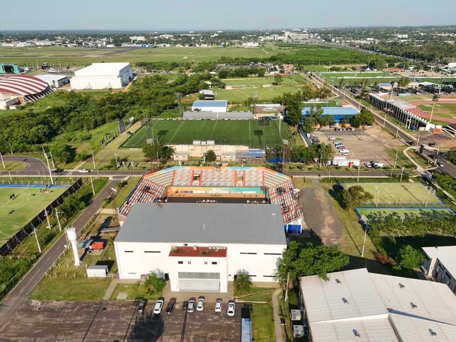 El estadio está enclavado en el Parque Olímpico de Luque, considerado la gran ciudad deportiva del Paraguay.