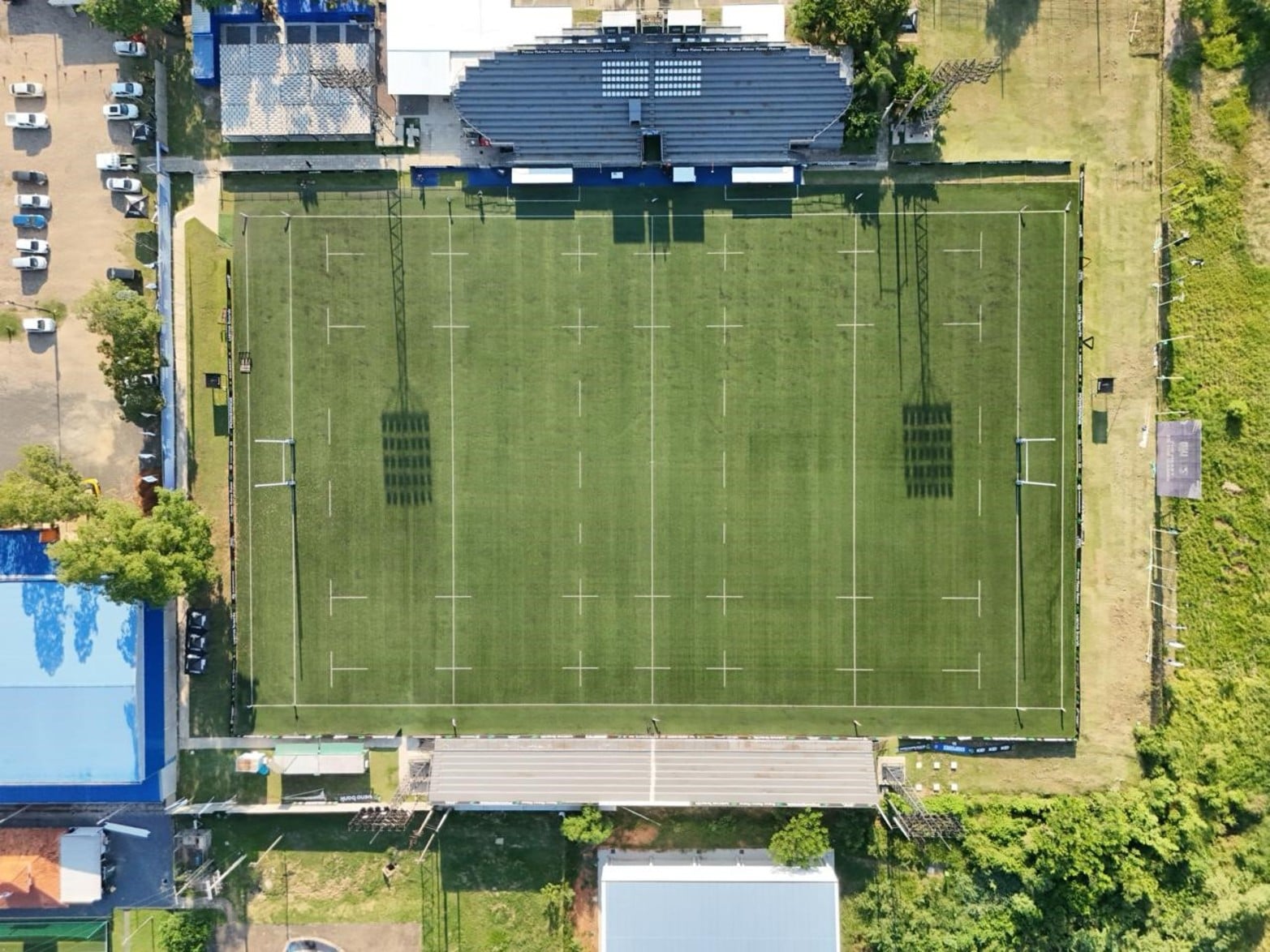 El campo sintético del estadio fue reacondicionado por una empresa colombiana para cumplir con estándares internacionales.