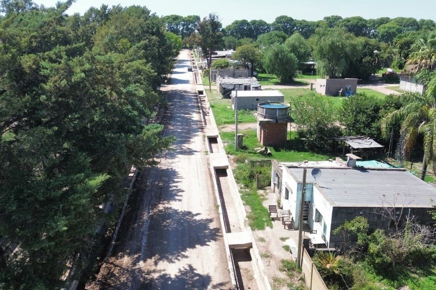 El proyecto contempló la ejecución de 400 metros de revestimiento de drenaje sobre calle Uruguay, junto con las correspondientes losas de circulación y accesos vehiculares domiciliarios.