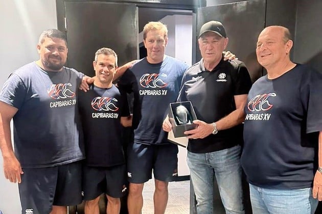 Al campeón del mundo, Nery Pumpido, lo recibieron Nicolás Galatro, jefe staff técnico de Capibaras, junto a Carlos Fertonani, CEO de la franquicia. Foto:  Fernando Nicola