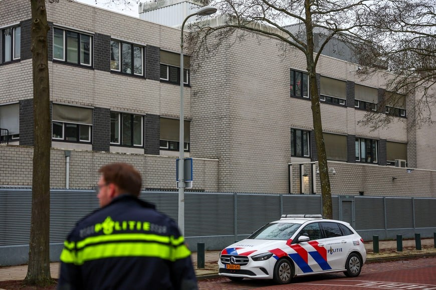 Police outside a Jewish school following an explosion that caused minor damages, in Amsterdam, Netherlands, March 14, 2026. REUTERS/Piroschka van de Wouw