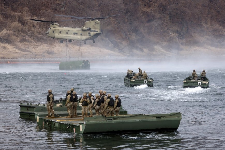 U.S. Army soldiers take part in a U.S.-South Korea joint river-crossing exercise, which is a part of the annual Freedom Shield joint military training, near the demilitarized zone separating South and North Korea, in Yeoncheon, South Korea, March 14, 2026. REUTERS/Kim Soo-hyeon     TPX IMAGES OF THE DAY
