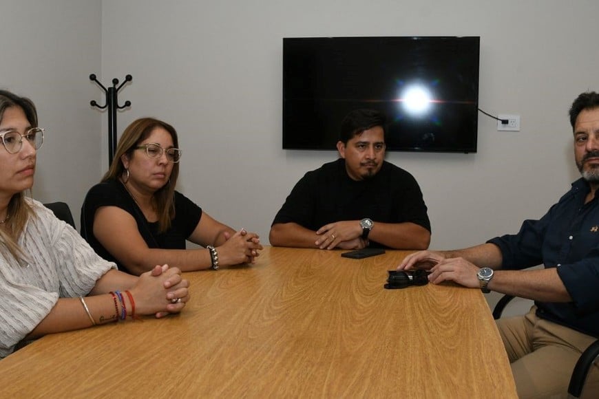Romina, Natalia y Lucas González. Hermanos de Mauro, muerto en comisaría, con el abogado Rodolfo Mingarini. Policial