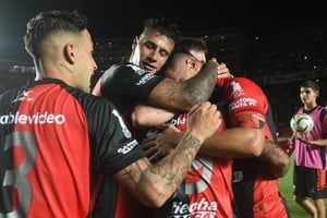 Una imagen de victoria que Colón buscará repetir esta tardecita en el Centenario. Foto: Carolina Niklison