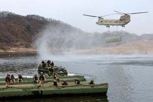 U.S. army soldiers take part in a U.S.-South Korea joint river-crossing exercise, which is a part of the annual Freedom Shield joint military training, near the demilitarized zone separating South and North Korea, in Yeoncheon, South Korea, March 14, 2026. REUTERS/Kim Soo-hyeon