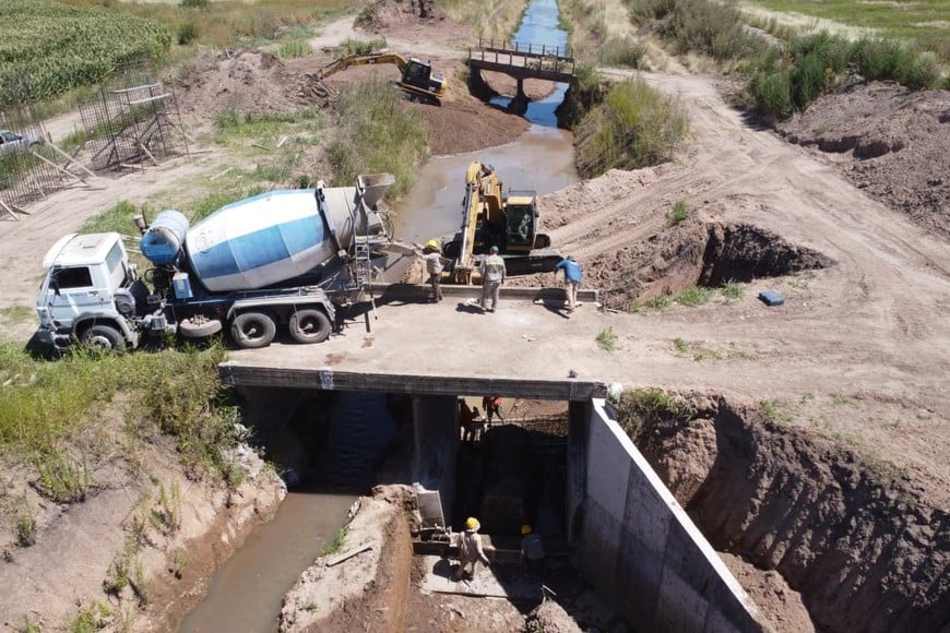 La cuenca del Arroyo Frías abarca unas 23.000 hectáreas y desemboca en el río Paraná, entre Pueblo Esther y Alvear.