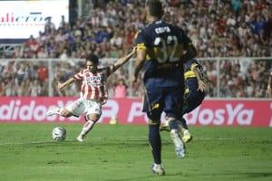 Julián Palacios en acción, durante el partido que jugaron Unión y Boca, en la avenida, en el Apertura.
