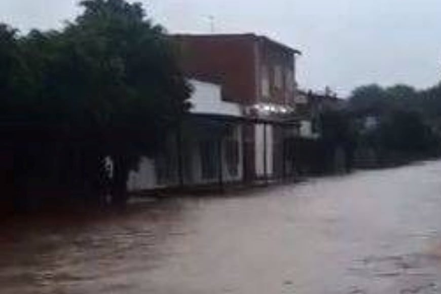 Las imágenes registradas en la zona muestran calles convertidas en verdaderos cursos de agua