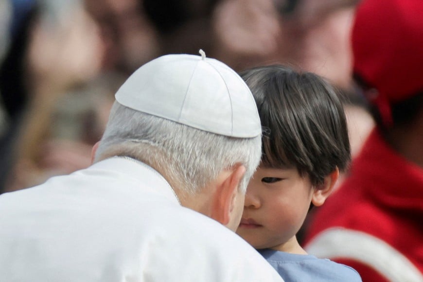 Pope Leo XIV interacts with a child as he arrives for the weekly general audience in Saint Peter's Square at the Vatican, March 11, 2026. REUTERS/Yara Nardi     TPX IMAGES OF THE DAY
