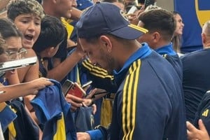 Leandro Paredes firma camisetas y autógrafos en la puerta del Hotel Los Silos, a la llegada de Boca a Santa Fe.