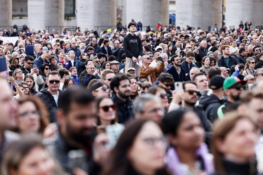 Faithful gather in St. Peter's Square as Pope Leo XIV leads the Angelus prayer from a window of the Apostolic Palace, at the Vatican, March 15, 2026. REUTERS/Matteo Minnella