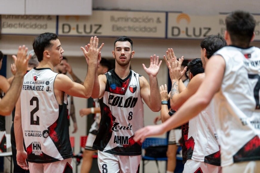 Colón vuelve a jugar esta noche en cancha de Barrio Parque. Foto: LNB.