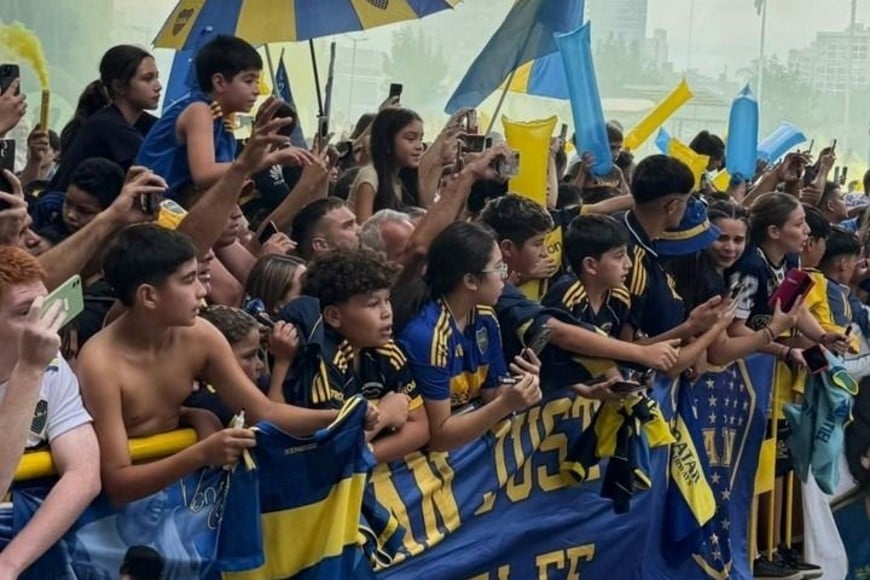 Una gran cantidad de simpatizantes xeneizes aguardó la llegada del plantel para enfrentar a Unión