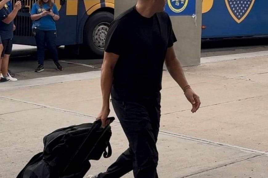 Juan Román Riquelme en el momento de hacer su ingreso al hotel. Luego tuvo un lindo gesto con uno de los tantos hinchas que esperó el arribo de la delegación.