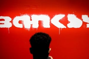 Un informe periodístico sugiere que el artista anónimo Banksy podría haber cambiado legalmente su identidad en 2008 para continuar su obra sin ser expuesto.