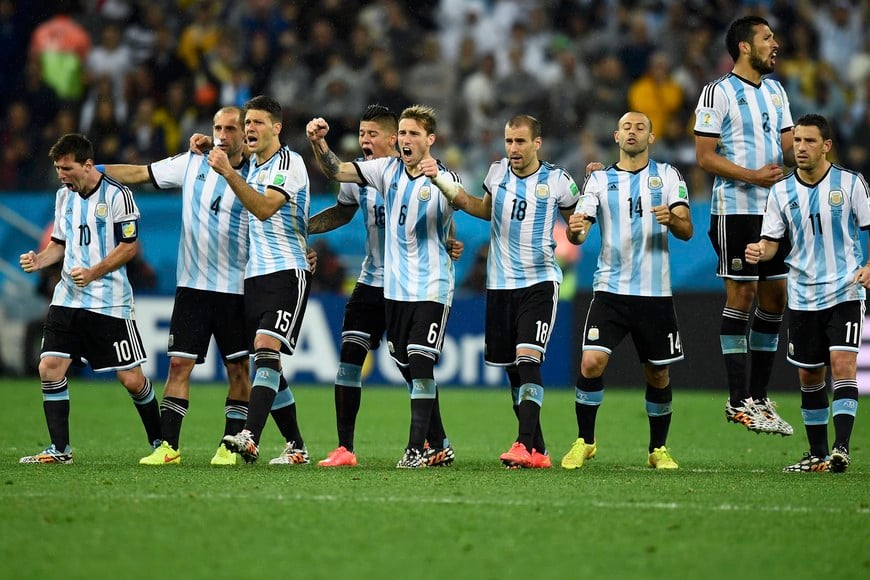 definicion por penales Argentina's Lionel Messi (L) and his teammates react after goalkeeper Sergio Romero makes a second save on a shot at goal by Wesley Sneijder of the Netherlands (unseen) during a penalty shootout in their 2014 World Cup semi-finals at the Corinthians arena in Sao Paulo July 9, 2014. REUTERS/Dylan Martinez (BRAZIL  - Tags: SOCCER SPORT WORLD CUP)   san pablo eeuu  futbol campeonato mundial 2014 semifinales futbol futbolistas seleccion argentina holanda