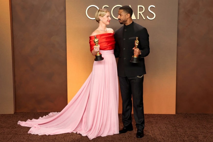 Jessie Buckley, winner of the Oscar for Best Actress for "Hamnet" and Michael B. Jordan, winner of the Oscar for Best Actor for "Sinners" pose with their awards in the Oscars photo room at the 98th Academy Awards in Hollywood, Los Angeles, California, U.S., March 15, 2026. REUTERS/Mario Anzuoni