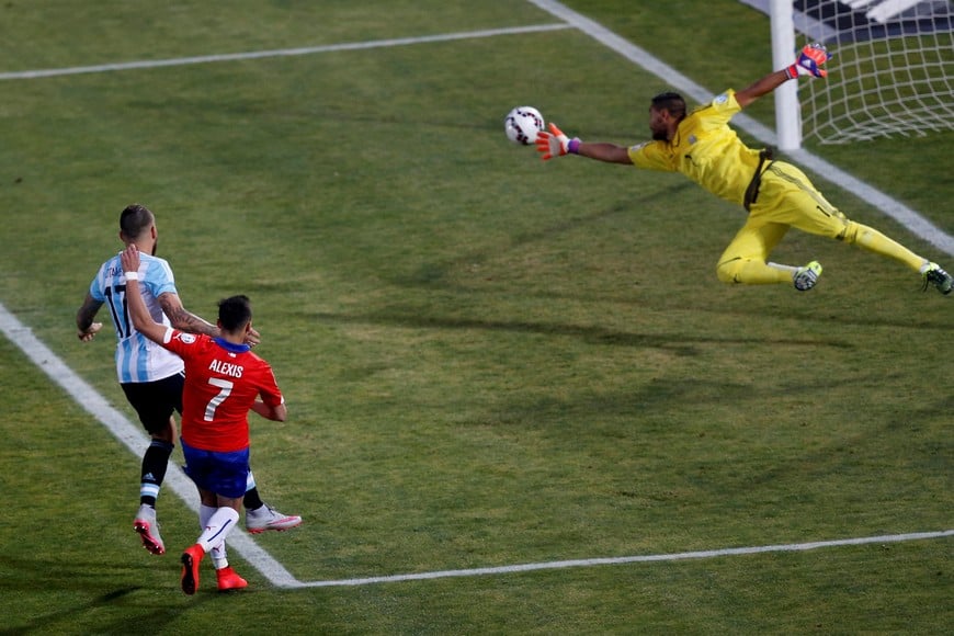Argentina's goalie Sergio Romero lunges to stop a shot by Chile's Alexis Sanchez (7) as Argentina's Nicolas Otamendi looks on during their Copa America 2015 final soccer match at the National Stadium in Santiago, Chile, July 4, 2015. REUTERS/Ueslei Marcelino santiago chile sergio romero Alexis Sanchez campeonato torneo copa america 2015 futbol futbolistas partido final seleccion chile argentina