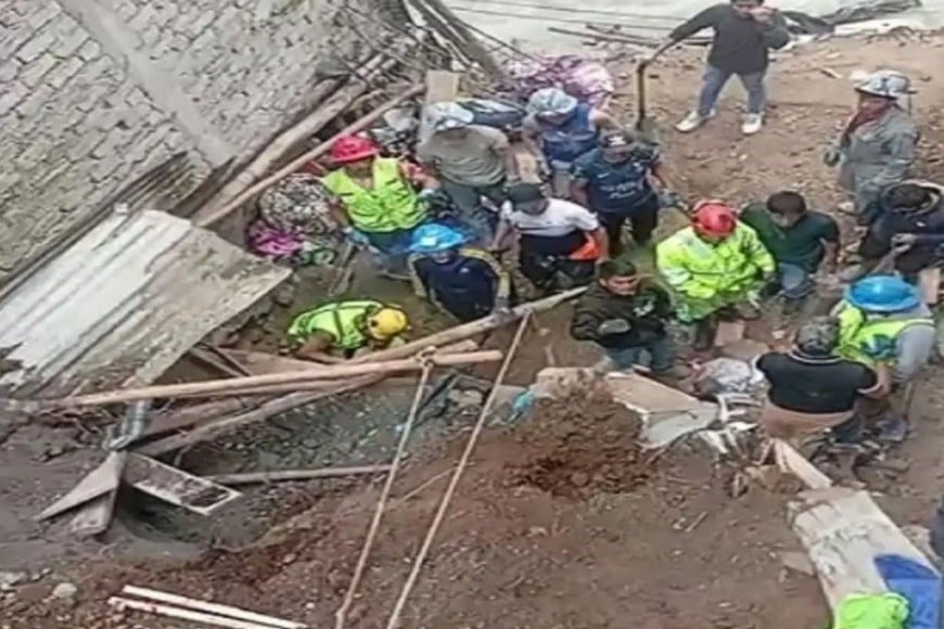 Trabajos de rescate tras el deslizamiento de tierra en Perú