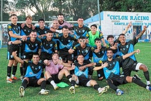 Triunfo, clasificación y festejo. Ciclón Racing ganó y está en semifinales. Gentileza: Iliana Baranovsky.