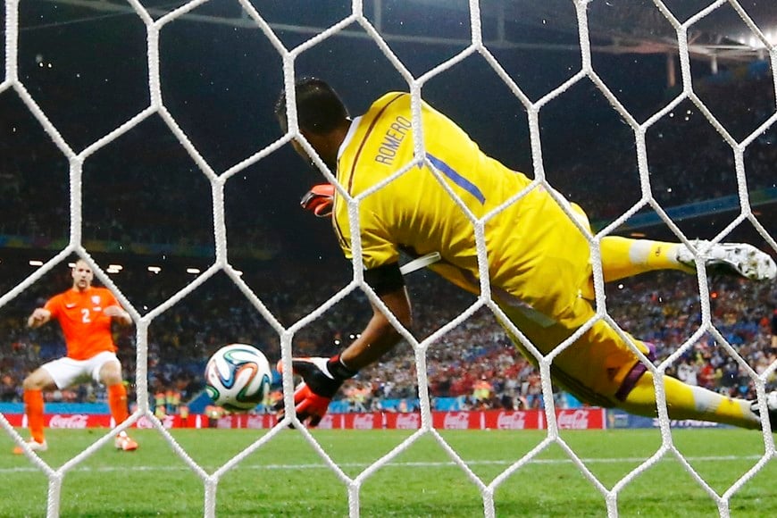 definicion por penales 09 07 14
ARGENTINA VS HOLANDA
Argentina's Sergio Romero (front) saves the penalty of Ron Vlaar of the Netherlands during their shootout in their 2014 World Cup semi-finals at the Corinthians arena in Sao Paulo July 9, 2014. REUTERS/Dominic Ebenbichler (BRAZIL  - Tags: SOCCER SPORT WORLD CUP TPX IMAGES OF THE DAY)   san pablo eeuu sergio romero futbol campeonato mundial 2014 semifinales futbol futbolistas seleccion argentina holanda